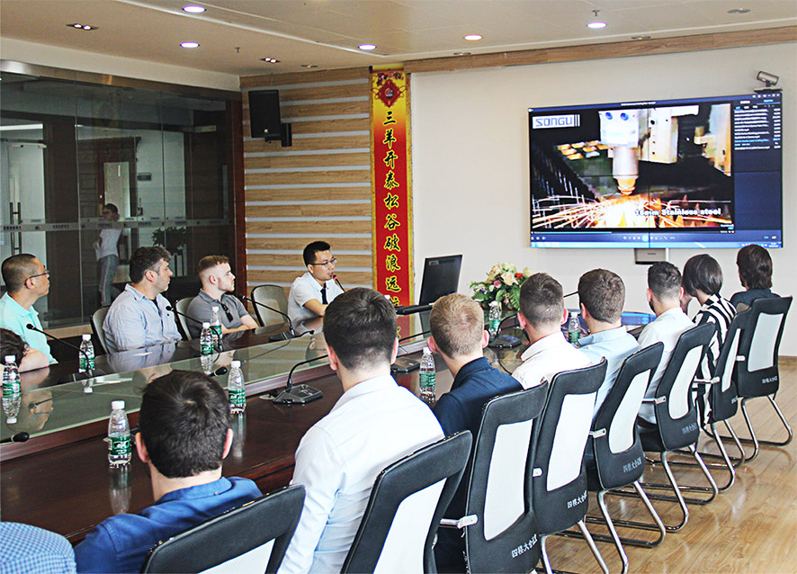 集團東莞生產基地劉旭輝經理介紹大族粵銘激光集團產品及行業應用