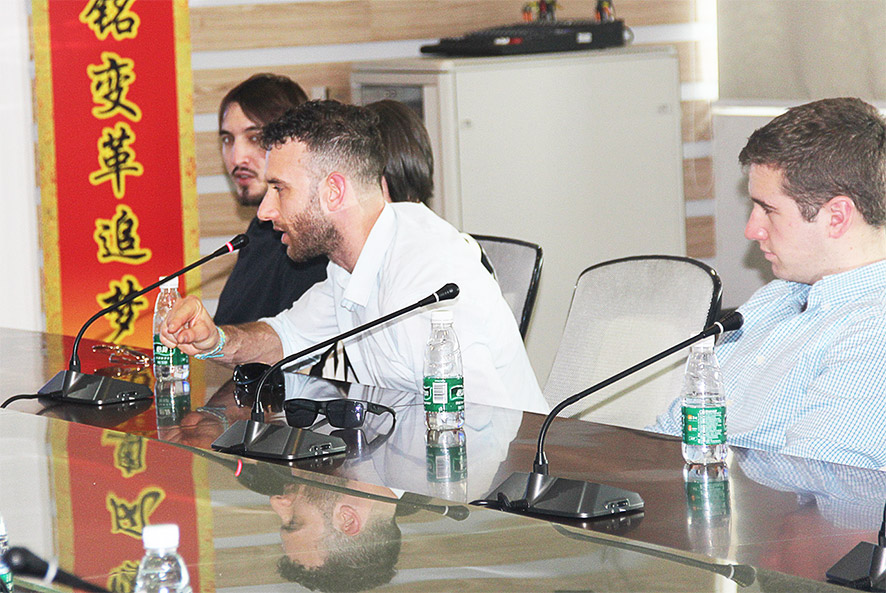 英國愛丁堡龍比亞大學的學生積極提問