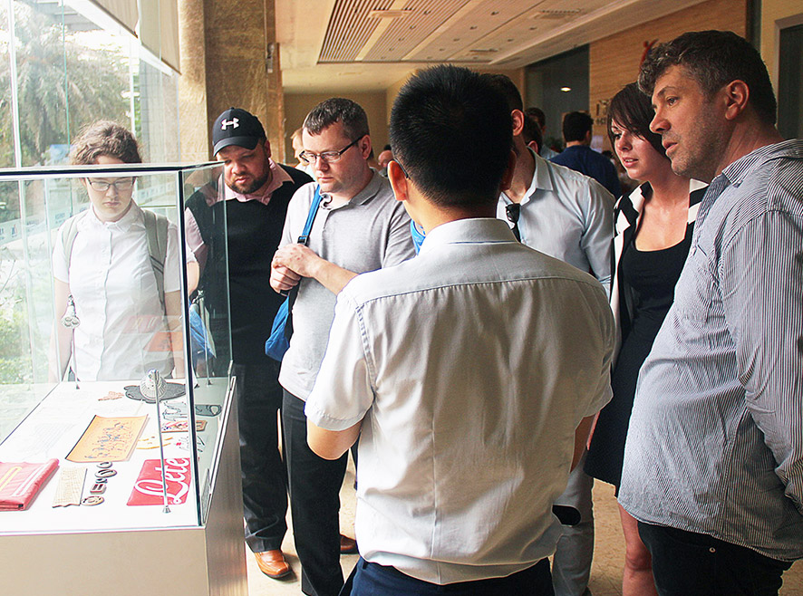 劉經理帶領英國愛丁堡龍比亞大學的學生參觀東莞生產基地產品展示廳