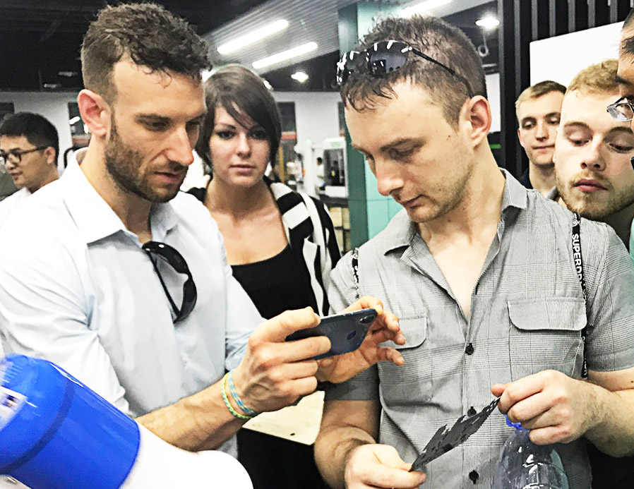 英國愛丁堡龍比亞大學的學生拍照記錄