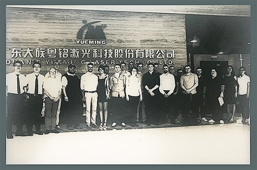 大幅激光打標合影贈予交流團的師生