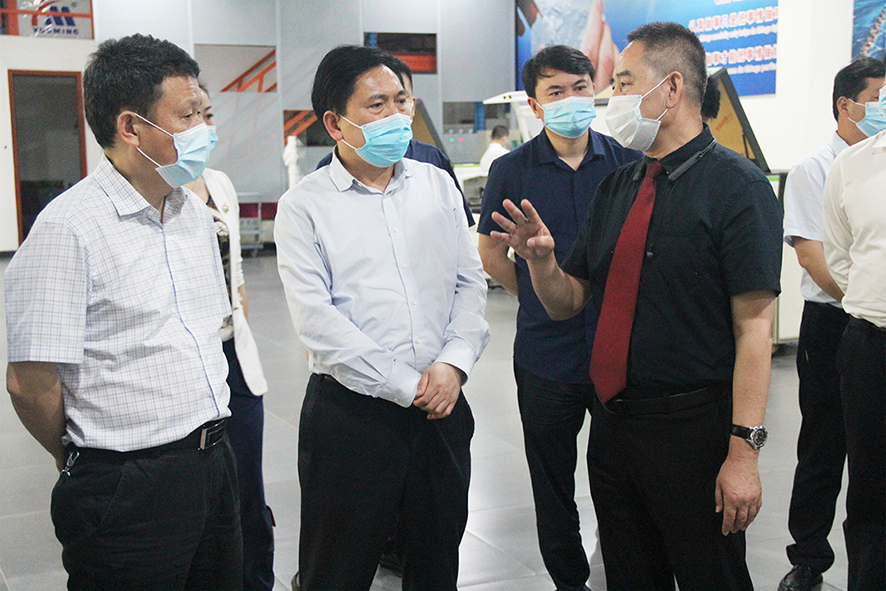 在卓副總的陪同下，陳達新主任一行參觀了大族粵銘激光集團產品展示廳