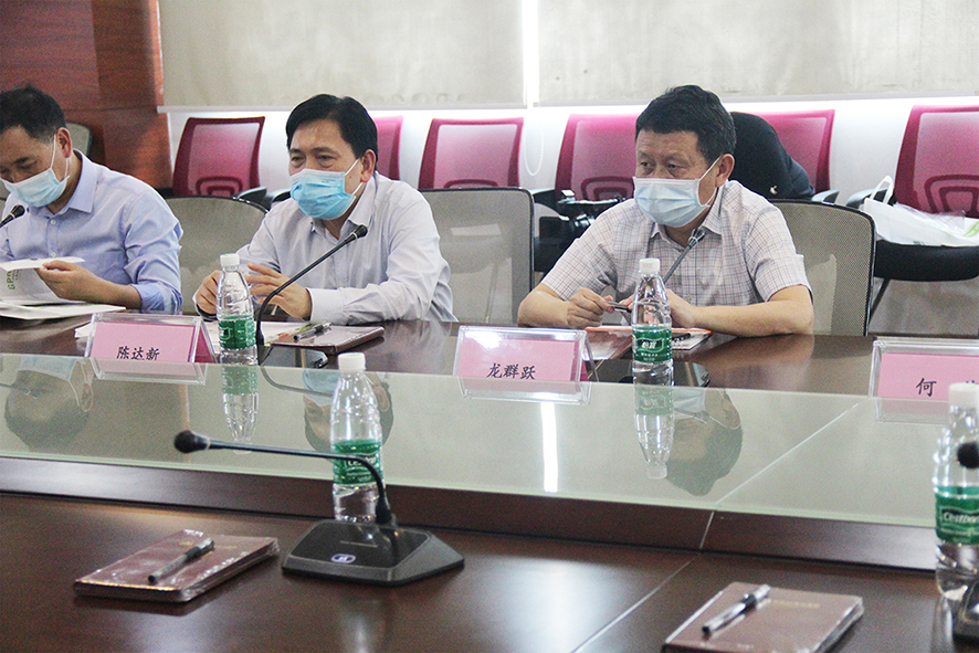 陳達新主任就銅仁市的區位優勢、經濟發展、招商引資、主導產業布局及規劃作了介紹