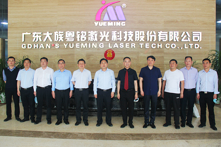 旅游文創產業如何更好地承載文化內涵、民俗風情及深層價值，如何滿足游客對美好文創產品的需求，成為文創紀念品市場需要面對和思考的問題。