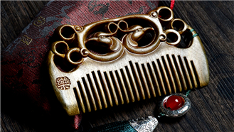 這是一份充滿(mǎn)中國(guó)味的愛(ài)的禮物！激光雕刻木梳，以梳為禮~