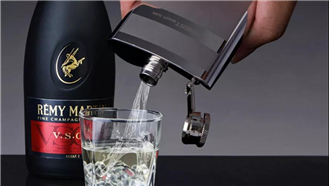 你和英國紳士的距離，只差一個手持式激光無縫焊接酒壺