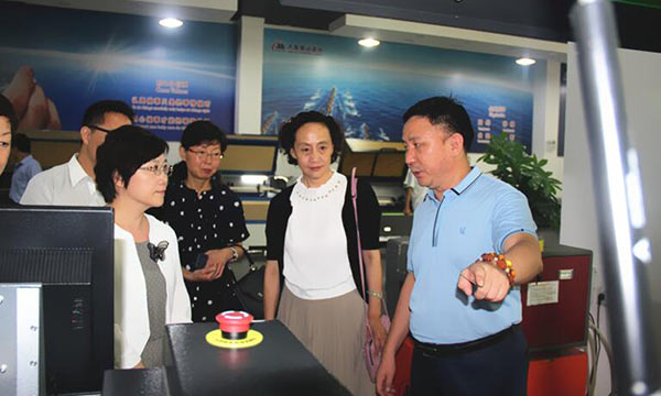 中國輕工業聯合會副會長&middot;中國縫制機械協會理事長何燁一行蒞臨我司視察指導工作