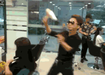 不銹鋼激光打標(biāo)機(jī)鐫刻美發(fā)刀，讓理發(fā)師更懂您